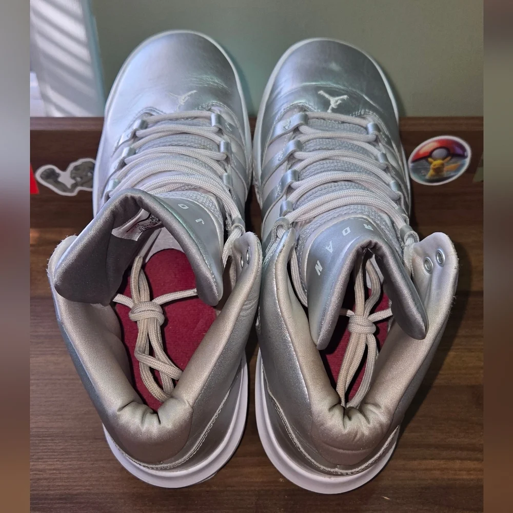 Nike Air Jordan Max Aura SE In Silver Metallic 7y